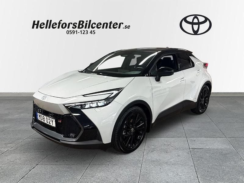 Grå Begagnad 2023 Toyota C-HR Comfort SUV | 409 500 kr (Marknadspris) - Bild 1/4