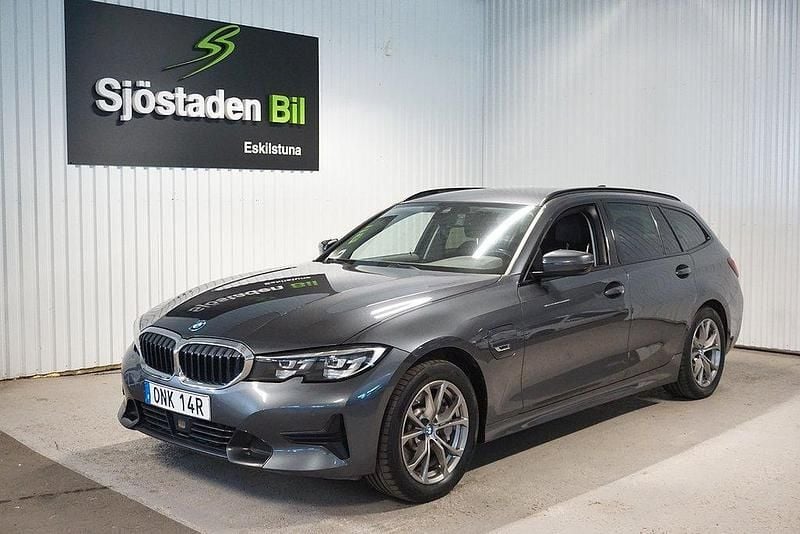 Grå Begagnad 2022 BMW 330e Sport Line Kombi | 279 900 kr (Superpris) - Bild 1/3