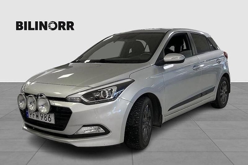 Silver Begagnad 2017 Hyundai i20 Premium Halvkombi | 79 900 kr (Bra pris) - Bild 1/4
