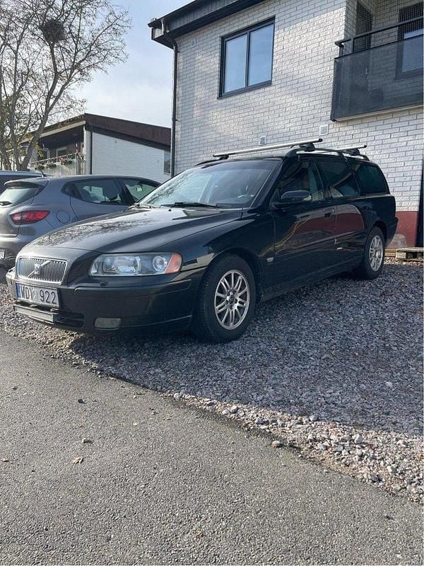 Svart Begagnad 2005 Volvo V70 Momentum Kombi | 28 000 kr (Marknadspris) - Bild 1/3
