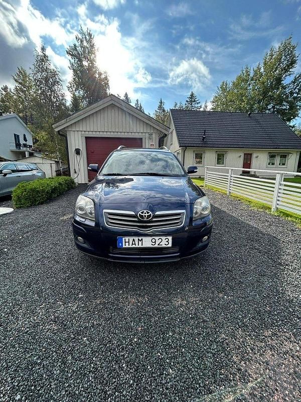 Blå Begagnad 2008 Toyota Avensis Kombi | 47 000 kr (Marknadspris) - Bild 1/4