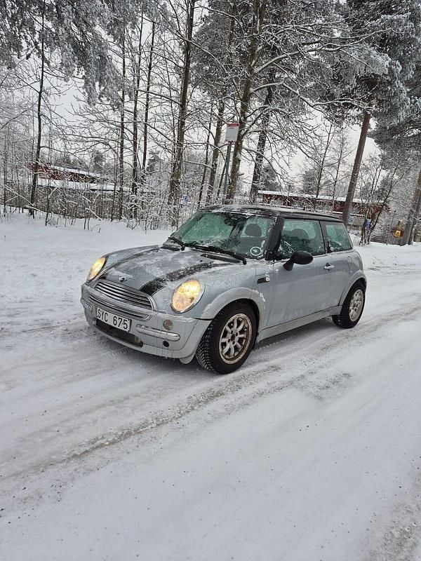 Begagnad 2002 Mini Cooper Halvkombi | 15 000 kr (Marknadspris) - Bild 1/4
