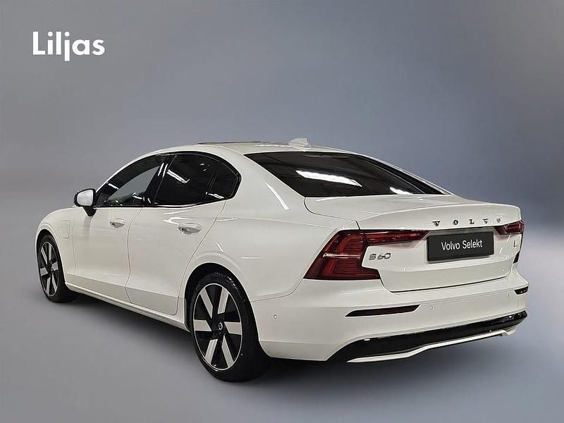 Begagnad Volvo S60 Plus 404 HK (297 kW) 2024 Vit Sedan