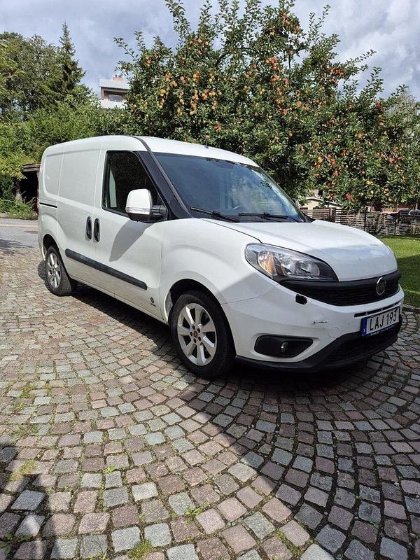 Vit Begagnad 2016 Fiat Doblò Minibuss | 49 000 kr (Marknadspris) - Bild 1/4