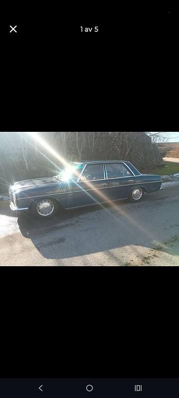 Begagnad Mercedes W114 150 HK (110 kW) 1974 Mörkblå