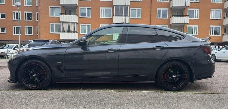 Grå Begagnad 2017 BMW 320 Gran Turismo Sport Line Halvkombi | 235 000 kr (Marknadspris) - Bild 1/4
