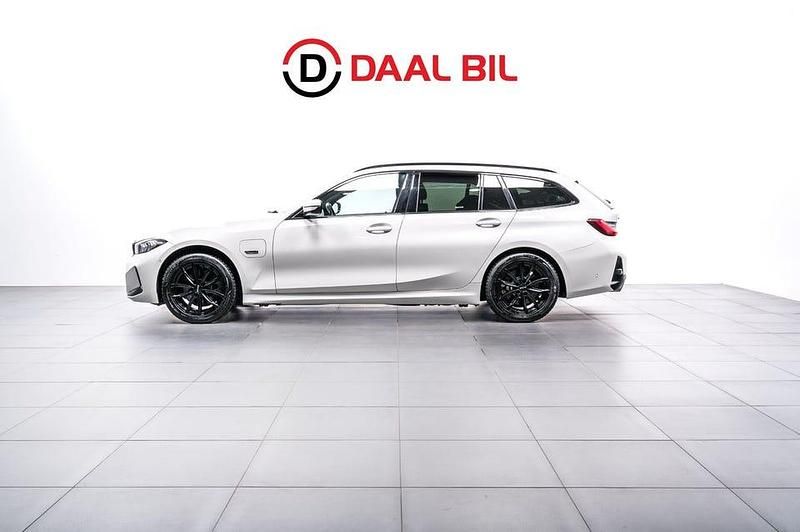 Vit Begagnad 2023 BMW 330 M Sport Kombi | 384 700 kr - Bild 1/4