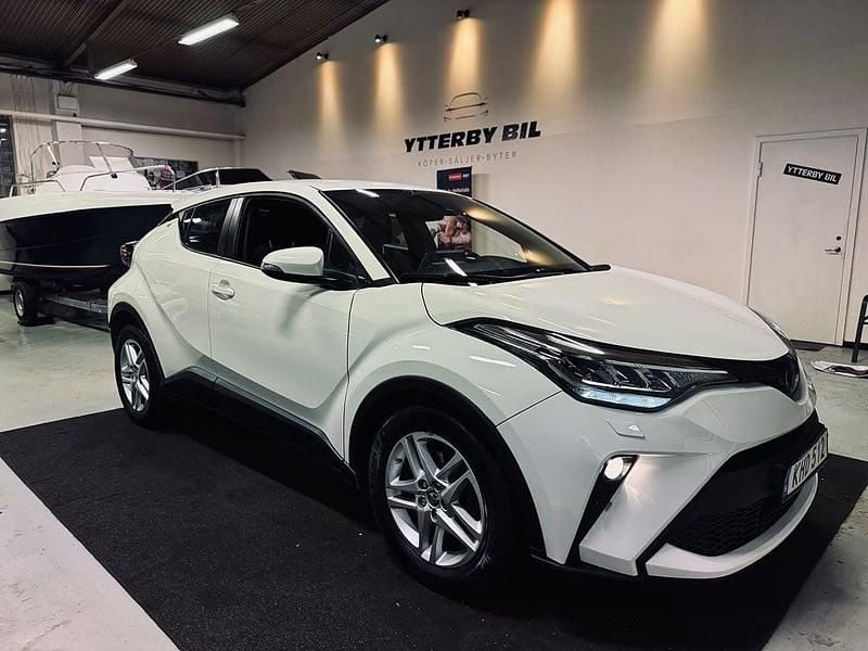 Vit Begagnad 2022 Toyota C-HR Active SUV | 179 900 kr (Superpris) - Bild 1/4