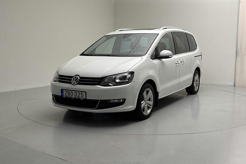 Vit Begagnad 2018 VW Sharan Minibuss | 220 000 kr (Marknadspris) - Bild 1/4