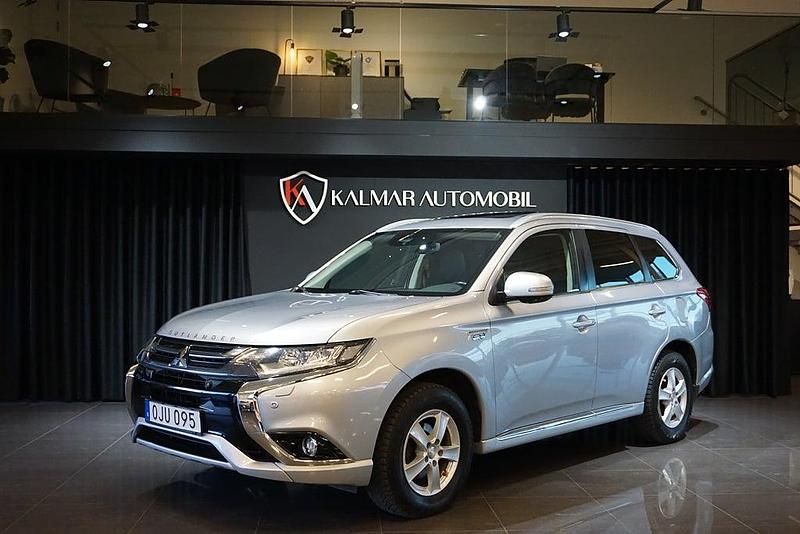 Silver Begagnad 2016 Mitsubishi Outlander P-HEV SUV | 139 900 kr (Marknadspris) - Bild 1/4