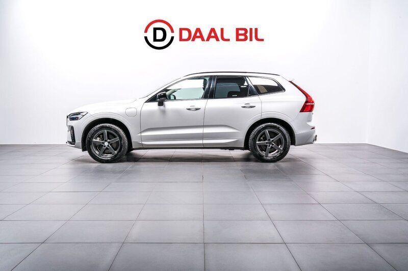 Vit Begagnad 2023 Volvo XC60 Plus SUV | 419 700 kr (Marknadspris) - Bild 1/4