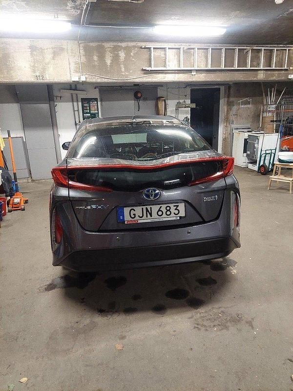 Grå Begagnad 2018 Toyota Prius Plug-in Hybrid Halvkombi | 169 999 kr (Marknadspris) - Bild 1/4