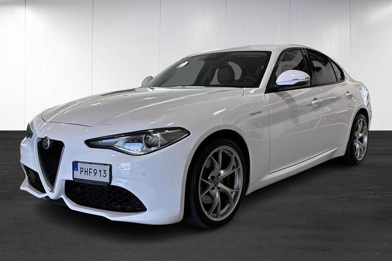 Vit (white) Begagnad 2017 Alfa Romeo Giulia Sedan | 249 900 kr - Bild 1/4