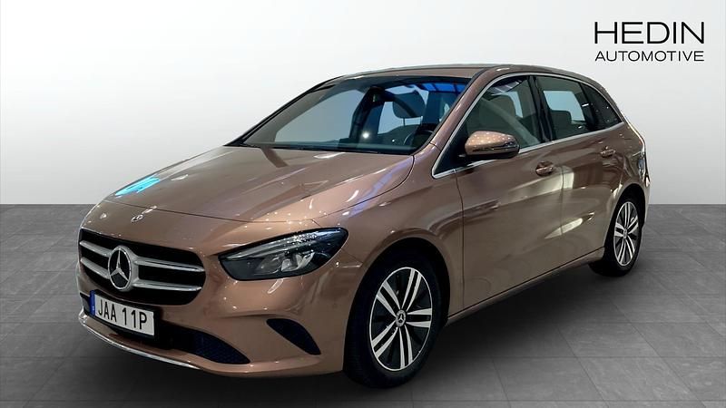 Ljusbrun (brown) Begagnad 2022 Mercedes B180 Minibuss | 274 900 kr (Marknadspris) - Bild 1/4