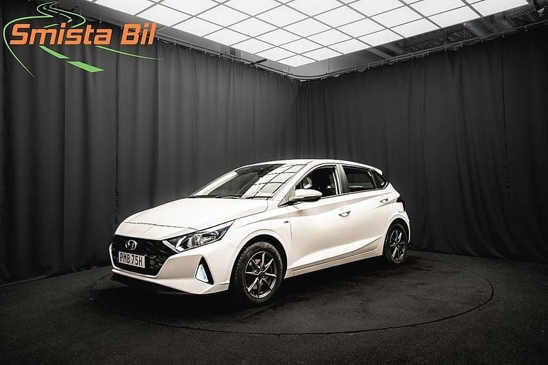 Vit Begagnad 2021 Hyundai i20 Essential Halvkombi | 179 700 kr (Marknadspris) - Bild 1/3