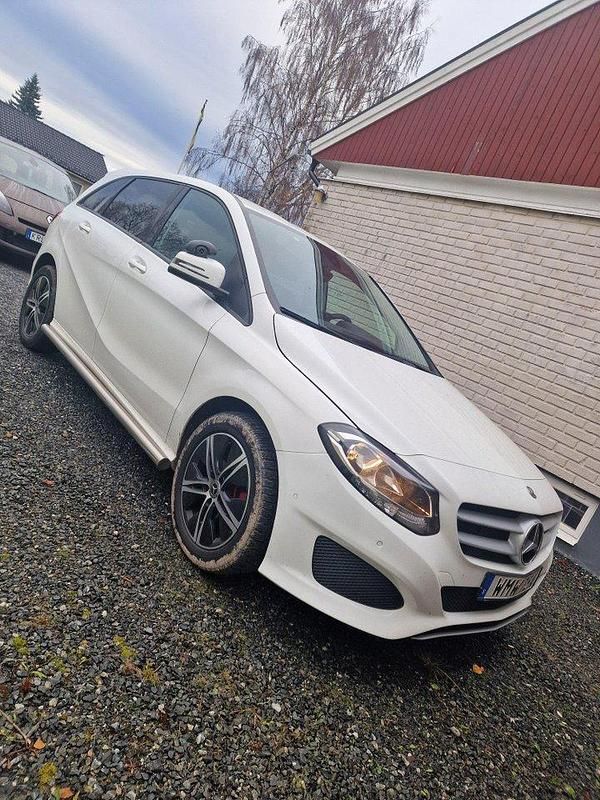 Vit Begagnad 2019 Mercedes B220 Minibuss | 100 000 kr - Bild 1/4
