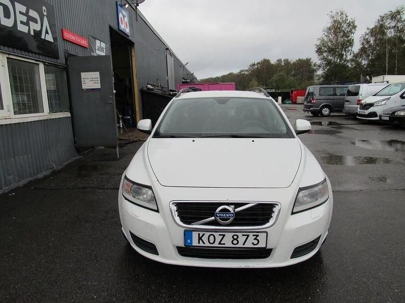 Begagnad Volvo V50 Kinetic 116 HK (85 kW) 2011 Vit Kombi