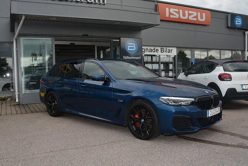 Blå Begagnad 2022 BMW 530e M Sport Kombi | 364 900 kr (Bra pris) - Bild 1/4