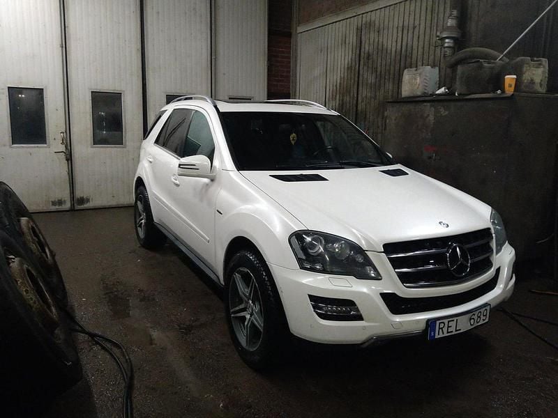Vit Begagnad 2011 Mercedes ML350 SUV | 109 000 kr (Marknadspris) - Bild 1/4