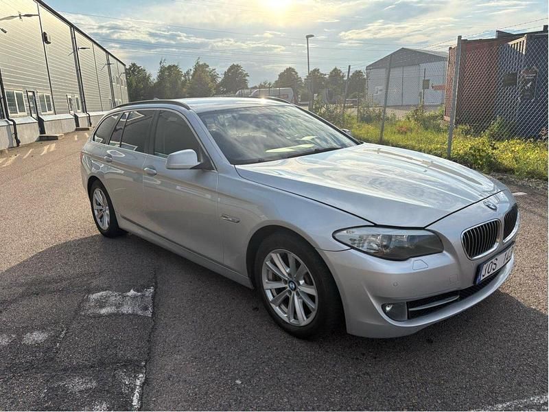Grå Begagnad 2011 BMW 520 Kombi | 79 900 kr (Marknadspris) - Bild 1/4