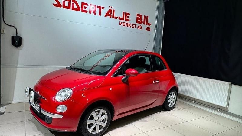 Begagnad Fiat 500 Lounge 69 HK (50 kW) 2011 Röd Halvkombi