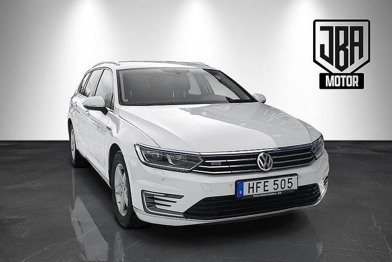 Vit Begagnad 2017 VW Passat GTE Kombi | 155 900 kr (Marknadspris) - Bild 1/4