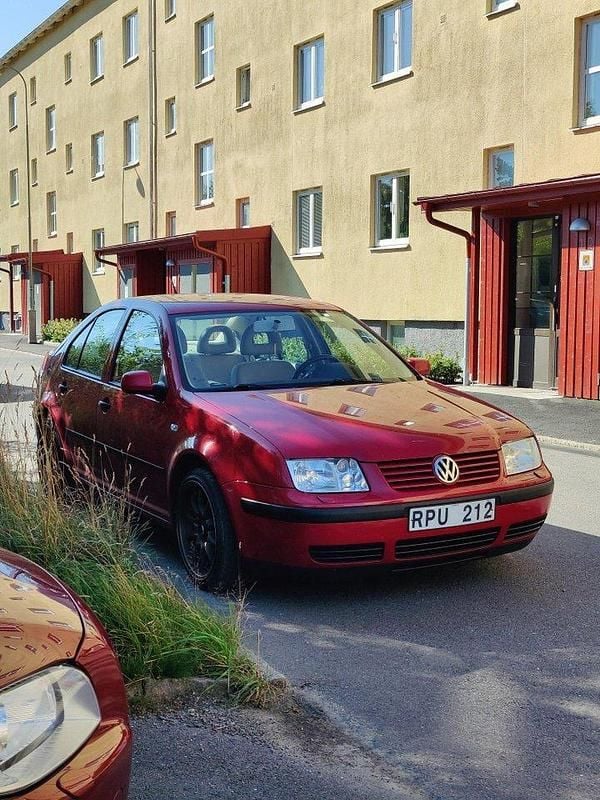 Röd Begagnad 2001 VW Bora Basis Sedan | 20 000 kr - Bild 1/4