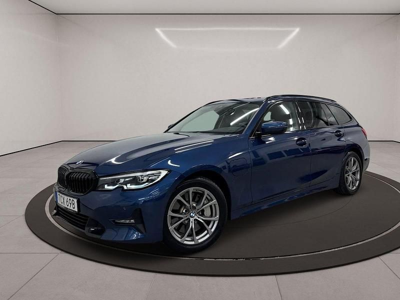 Blå Begagnad 2021 BMW 330e Sport Line Kombi | 309 900 kr (Marknadspris) - Bild 1/3