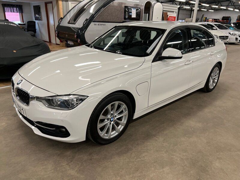 Vit Begagnad 2016 BMW 330e Sport Line Sedan | 199 900 kr (Dyr) - Bild 1/4