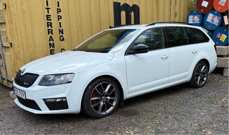 Vit Begagnad 2016 Skoda Octavia RS Kombi | 185 000 kr (Marknadspris) - Bild 1/4