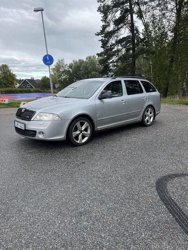 Silver Begagnad 2008 Skoda Octavia RS Kombi | 29 500 kr (Marknadspris) - Bild 1/4