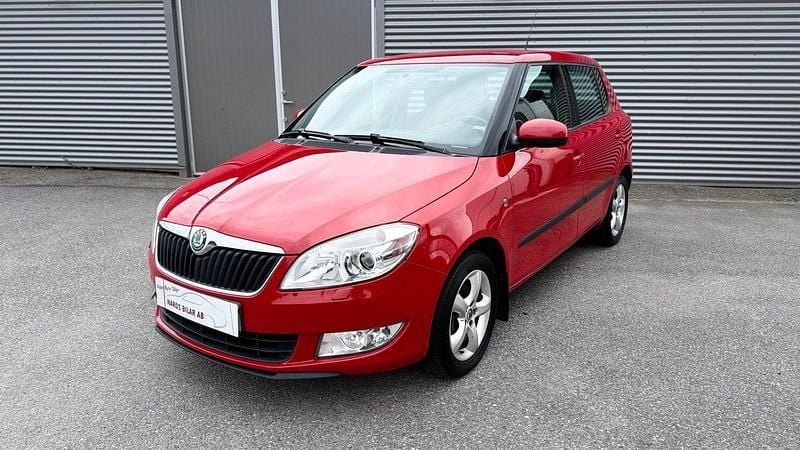 Röd Begagnad 2011 Skoda Fabia Elegance Halvkombi | 37 900 kr (Marknadspris) - Bild 1/4