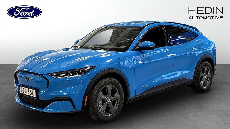 Blå Begagnad 2022 Ford Mustang Mach-E Standard Range SUV | 364 900 kr (Marknadspris) - Bild 1/4