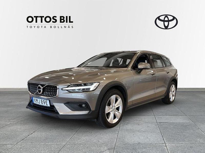 Grå Begagnad 2019 Volvo V60 CC Momentum Kombi | 315 000 kr (Lite dyr) - Bild 1/4