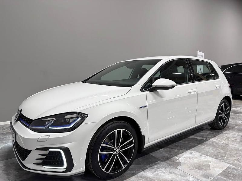 Begagnad VW Golf VII GTE 204 HK (150 kW) 2017 Vit Halvkombi