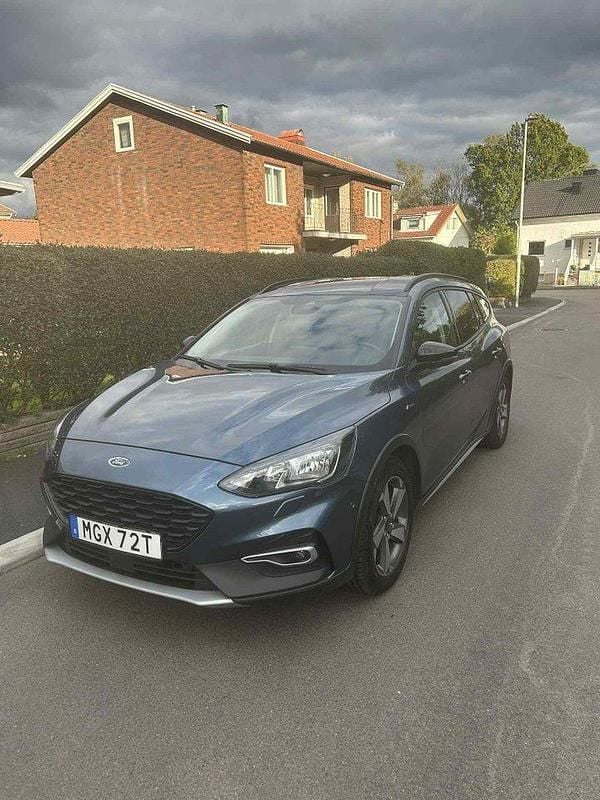 Blå Begagnad 2020 Ford Focus Active Kombi | 174 900 kr (Marknadspris) - Bild 1/4