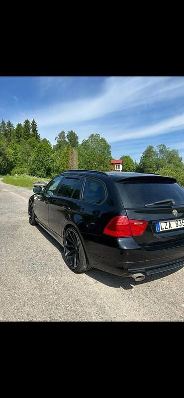 Begagnad BMW 320 184 HK (135 kW) 2012 Svart Kombi