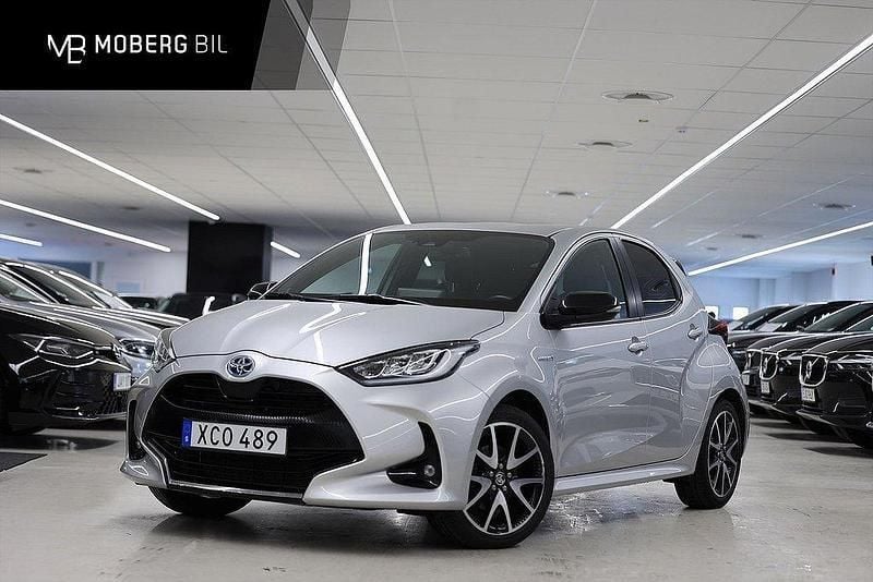 Silver Begagnad 2020 Toyota Yaris Hybrid Style Halvkombi | 209 900 kr (Marknadspris) - Bild 1/3