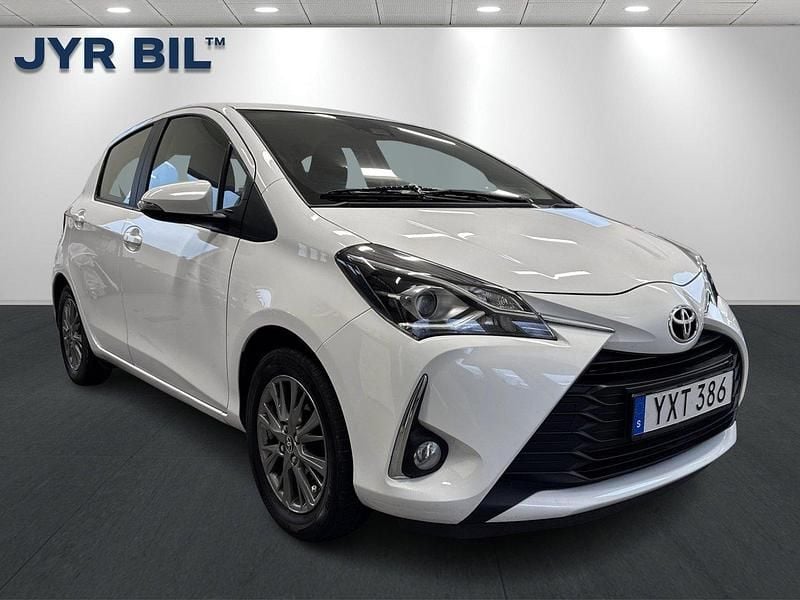 Vit Begagnad 2017 Toyota Yaris Multidrive S Halvkombi | 134 900 kr (Marknadspris) - Bild 1/4