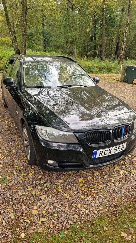 Svart Begagnad 2010 BMW 320 Comfort Edition Kombi | 69 900 kr (Marknadspris) - Bild 1/4