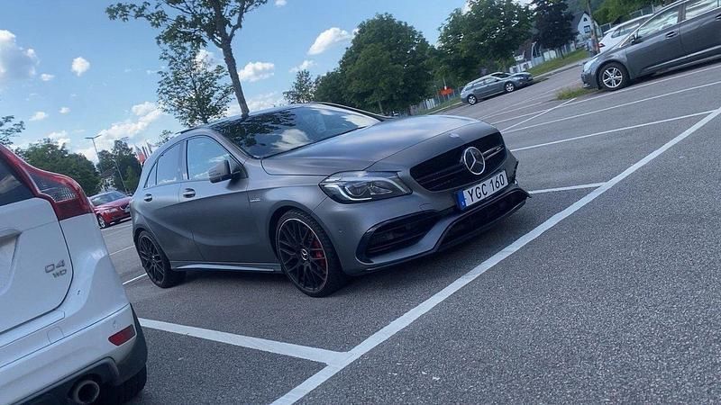 Grå Begagnad 2017 Mercedes A45 AMG Halvkombi | 295 000 kr (Marknadspris) - Bild 1/4