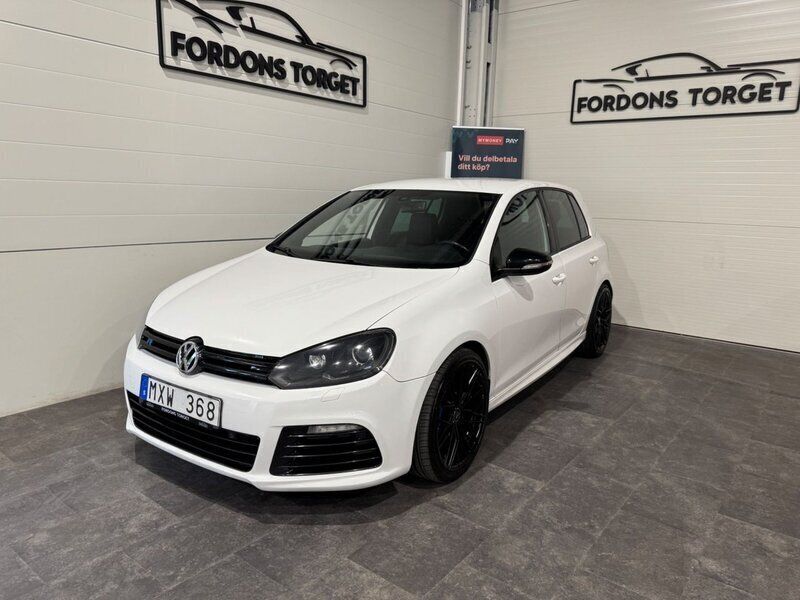 Vit Begagnad 2011 VW Golf VI R Halvkombi | 132 900 kr (Lite dyr) - Bild 1/4