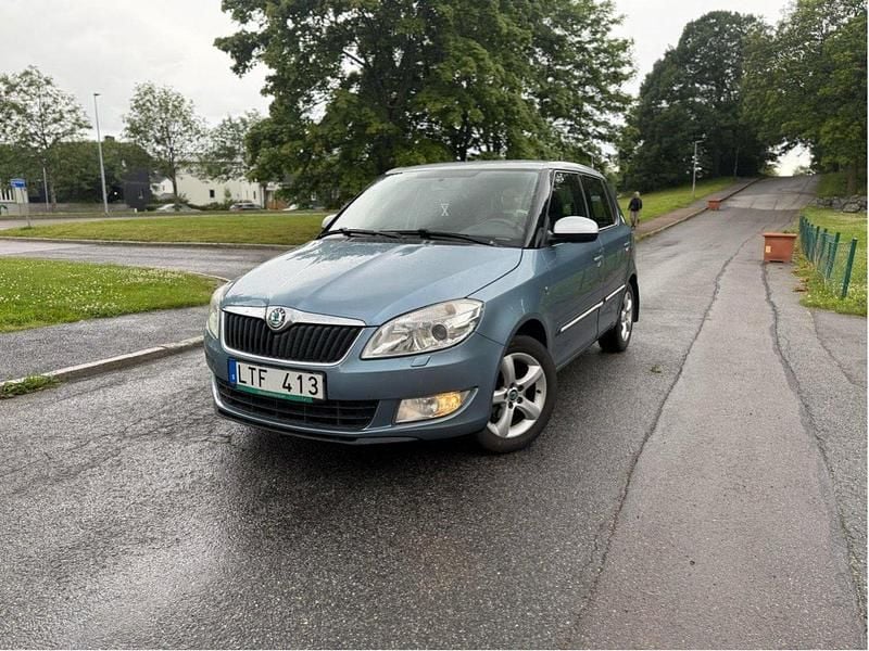 Grå Begagnad 2011 Skoda Fabia Elegance Halvkombi | 39 900 kr (Marknadspris) - Bild 1/4