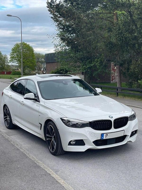 Vit Begagnad 2020 BMW 320 Gran Turismo M Sport Halvkombi | 269 900 kr (Lite dyr) - Bild 1/4