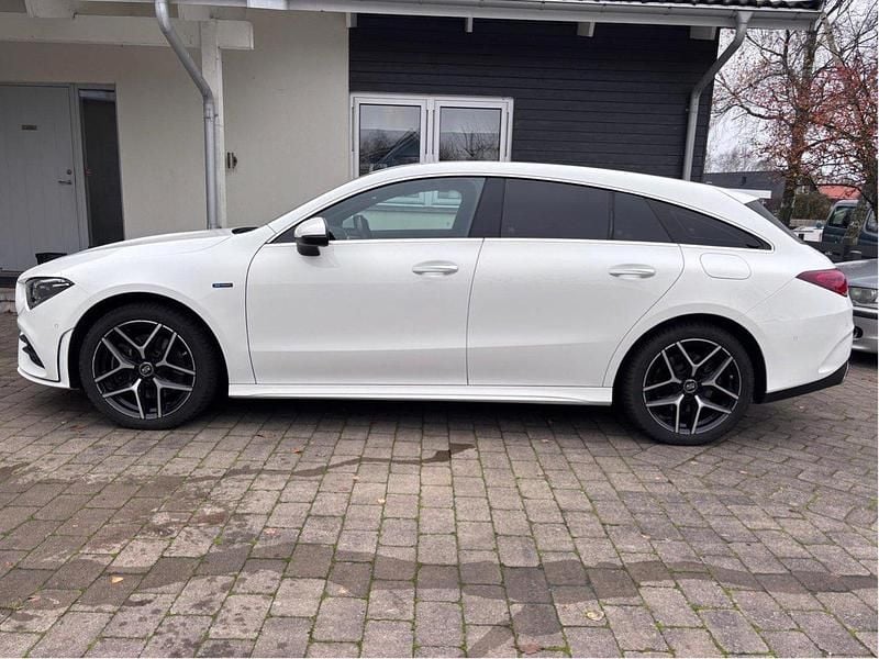 Vit Begagnad 2021 Mercedes CLA250e Shooting Brake AMG Kombi | 319 000 kr (Marknadspris) - Bild 1/4