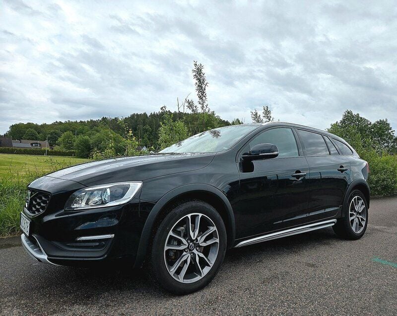 Svart Begagnad 2016 Volvo V60 CC Summum Kombi | 223 900 kr (Bra pris) - Bild 1/4