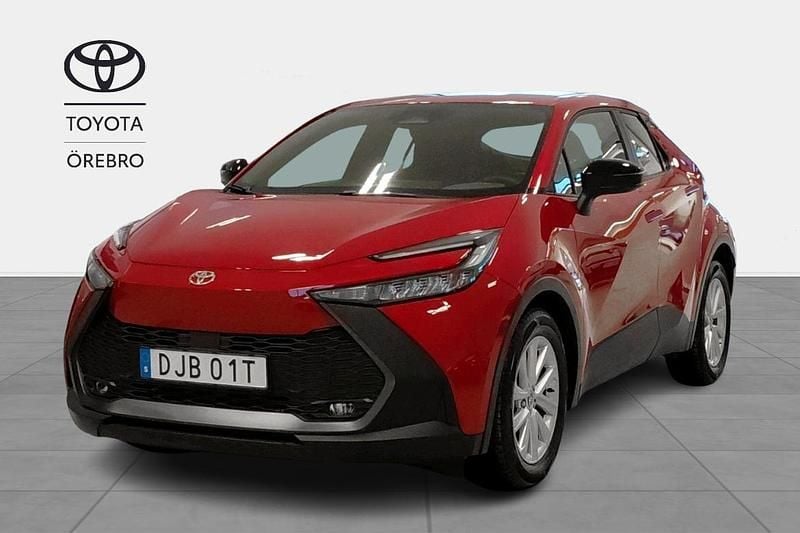 Röd Begagnad 2025 Toyota C-HR Active SUV | 299 900 kr (Superpris) - Bild 1/4