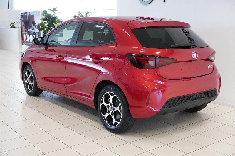Begagnad MG MG3 102 HK (75 kW) 2024 Röd/orange Halvkombi