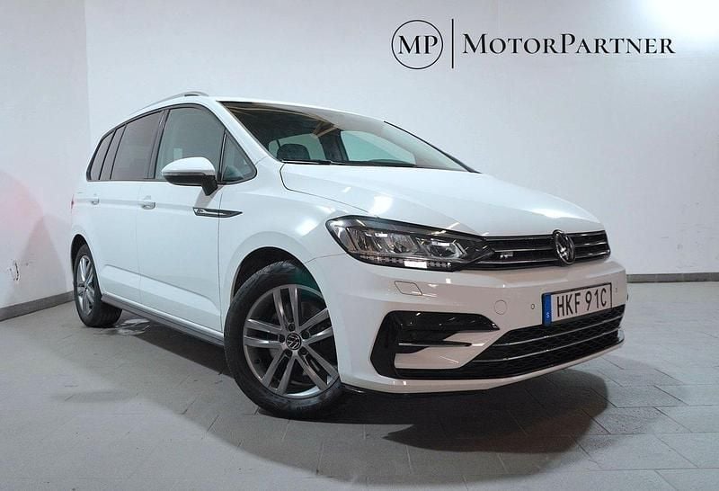 Vit Begagnad 2021 VW Touran R-line Minibuss | 299 900 kr (Marknadspris) - Bild 1/4