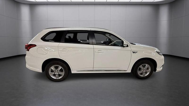 Begagnad Mitsubishi Outlander Edition 203 HK (149 kW) 2017 Vit SUV